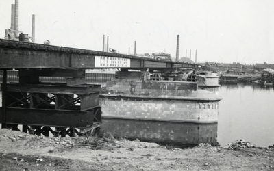 168669 Gezicht op de provisorisch herstelde spoorbrug over de Maas te Maastricht.